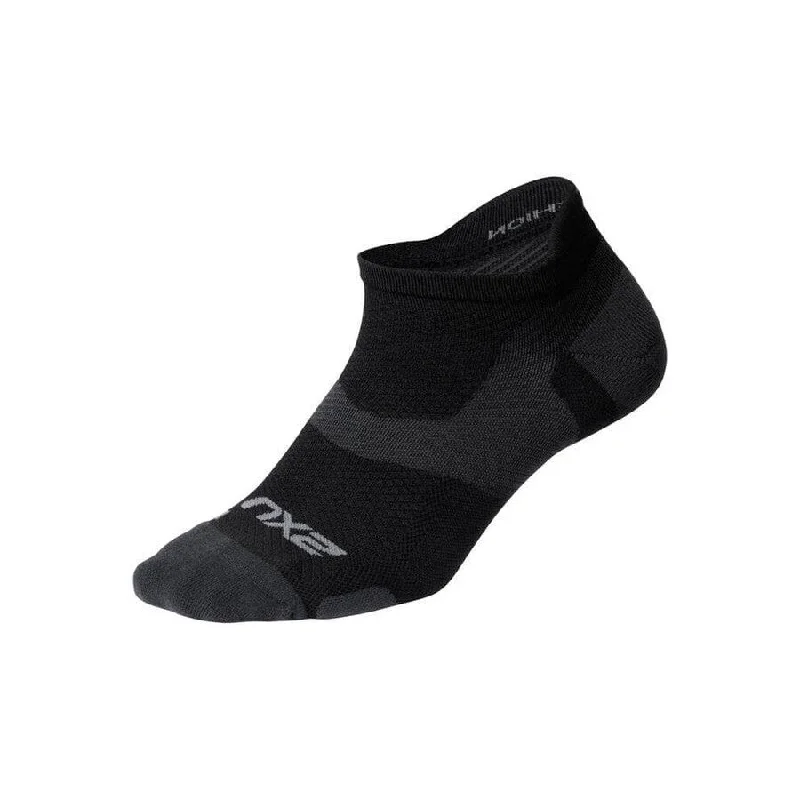 Women's over - the - calf socks with a stripe design2XU Vectr Socks | Light Cushion | No Show | Black / Titanium